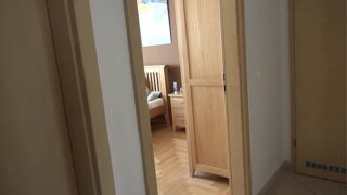 Napaljena Alexa Wild gura vibrator duboko u pičku